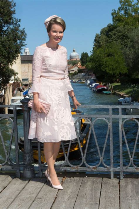 La reine Mathilde à la biennale de Venise en septembre Noblesse