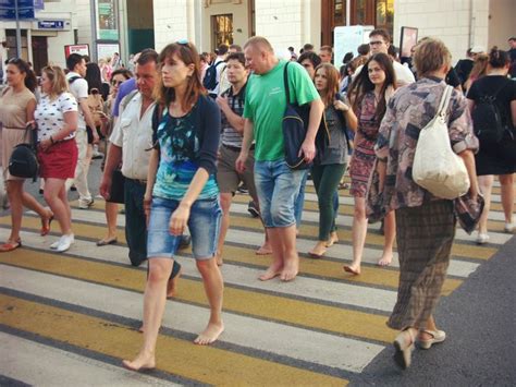 Pin by Peetz w on Barfuß Barefoot girls Walking barefoot Barefooters