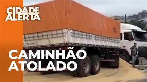 Caminh O Desgovernado Desce Rua Atinge Casa E Carro Em Beltr O Youtube