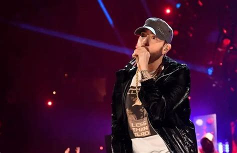 Watch Crowd S Reaction When Eminem Makes Surprise Appearance At Ll