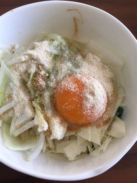 もやしとキャベツと白菜のっけのサラダ生卵丼！ レシピ・作り方 By へんてこへんてこママ｜楽天レシピ