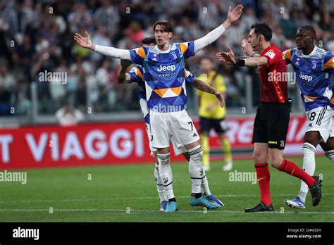 Dusan Vlahovic De Juventus Fc Gestes Pendant La Série Un Match Entre