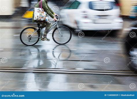 Cavalier De Bicyclette Dans La Circulation Urbaine Image Stock Image