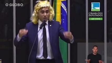 Nikolas Ferreira Usa Peruca Para Fazer Discurso Transf Bico Em Dia Da