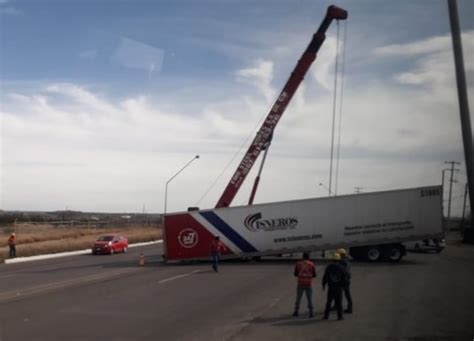 Caja de tráiler bloquea la Carretera 57 en Cloete Coahuila