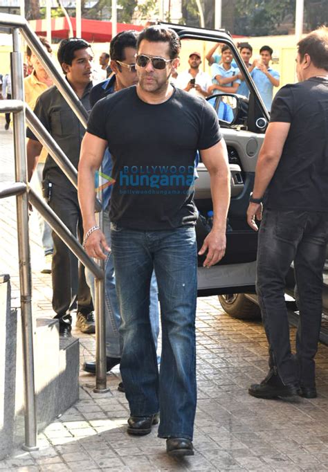 Salman Khan Mohnish Bahl Zaheer Iqbal Pranutan Bahl Snapped At The