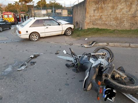 Motociclista fica ferido após ser atingido por carro que teria entrado