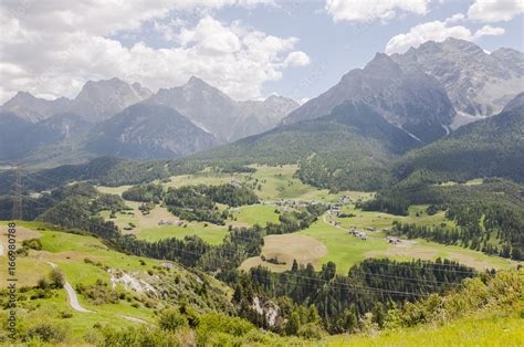 Foto De Scuol Engadin Unterengadin Alpen Tarasp Schloss Ftan