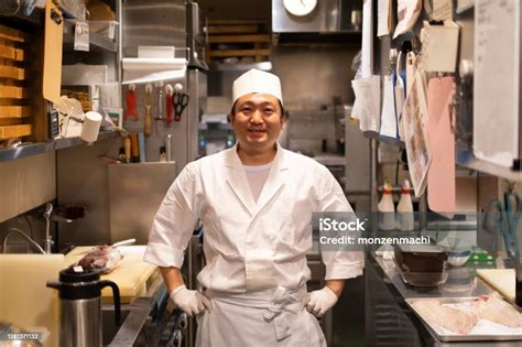 Potret Koki Jepang Di Dapur Foto Stok Unduh Gambar Sekarang Orang Jepang Pendirian Makanan