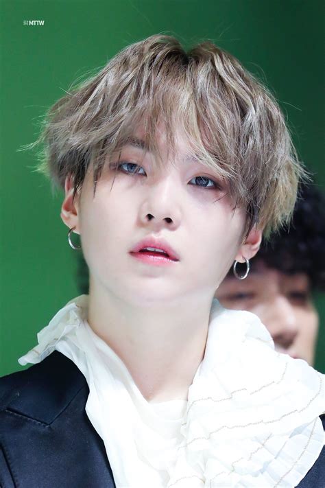 Pin Oleh Danayt−− Di Yoongi Bts Suga Foto Grup Bts Gambar