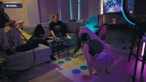 Стримеры играют в твистер - YouTube