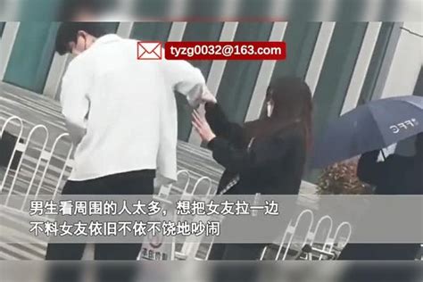 情侣街上闹别扭，女生不肯让男友牵手又舍不得动手，男友举动亮了