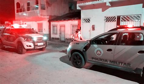 Homem tenta escapar de atiradores e morre dentro da residência de