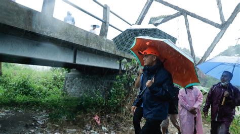 Tinjau Jembatan Rusak Di Kendal Saat Hujan Deras Ganjar Pastikan