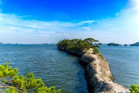 穴場！天然の桟橋 宮城・表松島の絶景スポット【馬の背】｜ And Trip たびびと