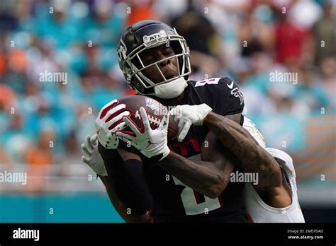 Atlanta Falcons Tight End Kyle Pitts 8 Makes A Catch As Miami