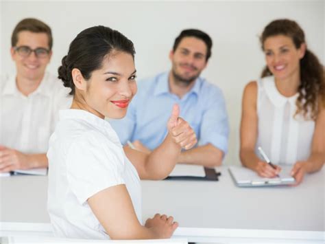 interview kerja berjalan lancar    memanipulasi