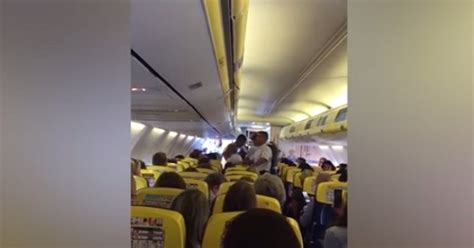 Ubriaco Molesto Semina Il Panico Volo Costretto Ad Atterraggio Video