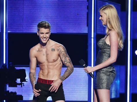 G1 Justin Bieber Faz Strip E Fica De Cueca No Palco Do Fashion Rocks