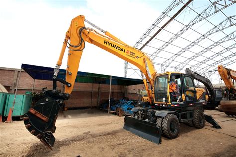 EXCAVATOR HYUNDAI R210W 9S UGUIL