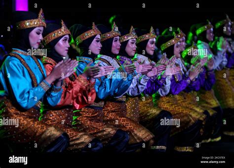 Acehnese dancers perform Saman dance, a traditional Indonesian dance ...