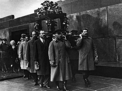 Em 1917 Liderados Por Lenin E Trotsky - Discurso De Vladimir Lenin Em 1917