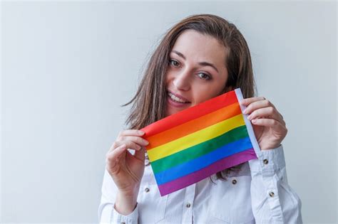 Hermosa chica lesbiana caucásica con bandera de arco iris lgbt aislada