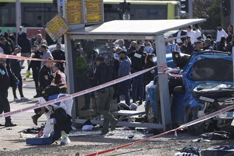 U As U Jerusalimu Automobilom Naleteo Na Ljude Na Autobuskoj Stanici