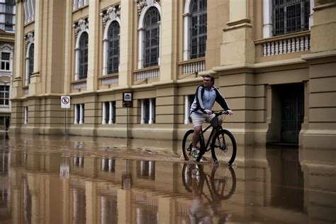 Chuvas no RS imagens mostram inundação nas ruas de Porto Alegre após