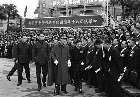 Chiang Kai-Shek And Wife With Crowd - East Asia Center