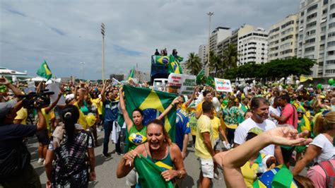 Supostos Paraquedistas Levam A Copacabana Cartazes Por Interven O