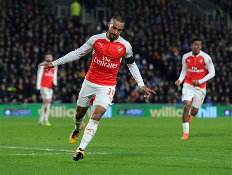 Arsenal news: Theo Walcott reveals secret crisis meeting WITHOUT Arsene