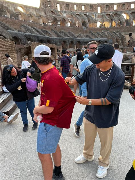 Visita Il Colosseo Con La Maglia Di Dybala E Incontra Paulo Foto E