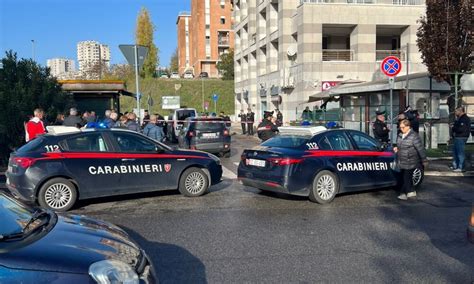 Sparatoria A Roma Il Furgone Della Polizia Mortuaria Sul Luogo Del