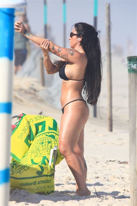 Ex Bbb Giovanna Lima Encara O Calor C Em Praia Do Rio E Renova O