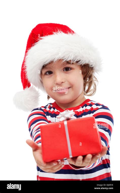 Adorable pequeño niño con gorro de Papá Noel en la cabeza ofreciendo un