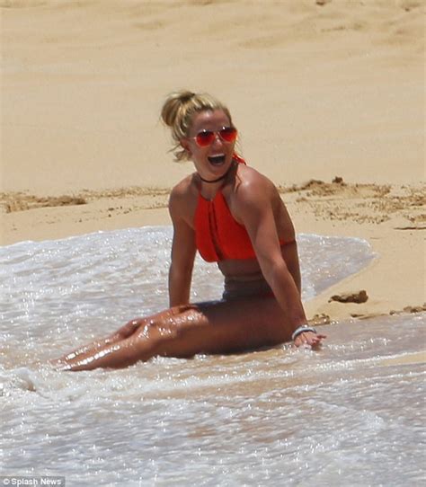 Britney Spears Shows Off Her Body In Red Bikini In Hawaii