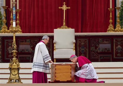 Vaticano De Luto Pela Morte Do Papa Em Rito Bento Xvi Fotografias