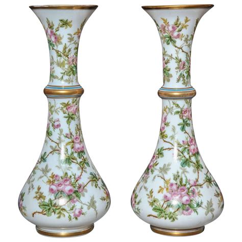 Paire De Vases Anciens En Verre Opalin Avec Des Roses Et Autres Fleurs