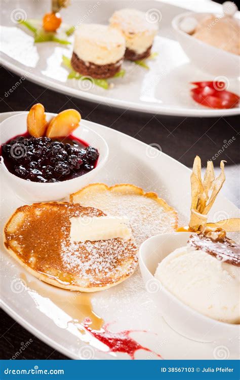 Crepes Dulces Sabrosas Con Helado De La Vainilla Imagen De Archivo