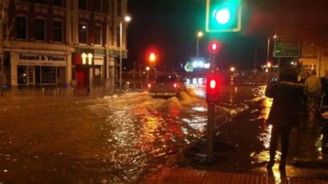 Tidal surge causes flooding in Suffolk - BBC News