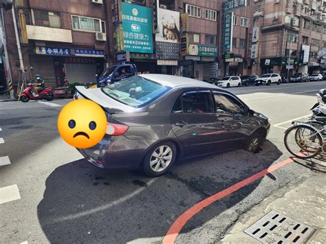 台中學府路驚見天坑！轎車「右前輪進洞」 網友卻歪樓「這個腳印」 中天新聞網