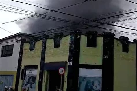 Inc Ndio Destr I Estoque De Loja Na Regi O Central De Rio Claro