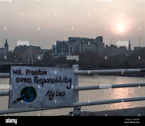 Salvar El Cartel Del Planeta Fotografías E Imágenes De Alta Resolución