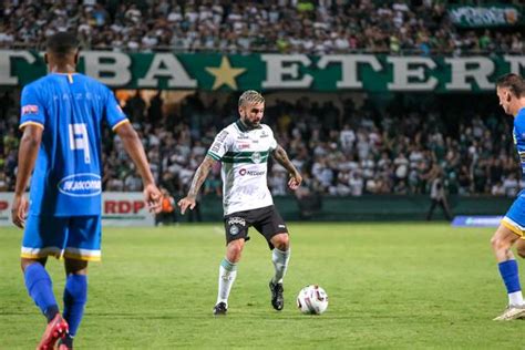 Coritiba encaminha saída do volante Liziero do São Paulo para a Suíça