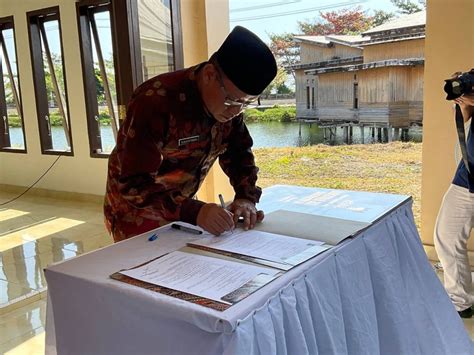 Penjabat Bupati Kolaka Utara Hadiri Penyerahan Gedung Untuk Pondok