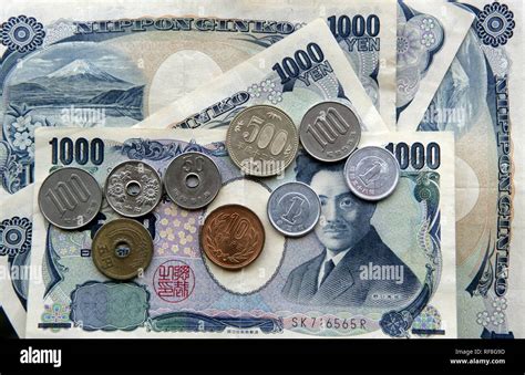japanese yen banknotes coins  res stock photography  images alamy
