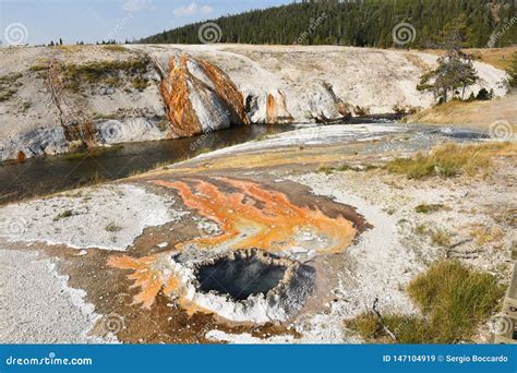 Aguas Termales De Geyserand En El Parque Nacional De Yellowstone Imagen