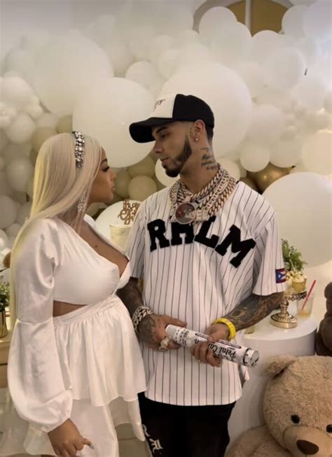 Anuel y Yailin revelan qué será su bebé en 2024 Poses de fotografía