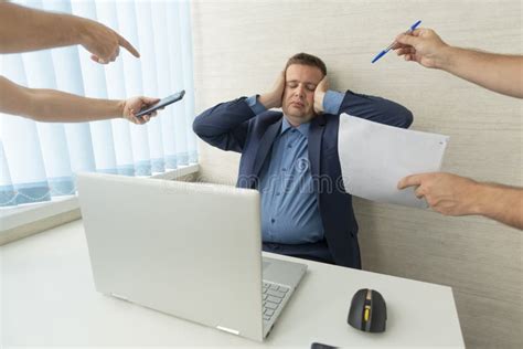 Hombre De Traje Azul Con La Cabeza Irritada En La Oficina El Concepto